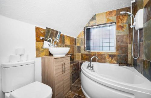 Charming Harvington Cottage - Hot Tub, Pet Friendly, Sleeps 11 - Foto 68