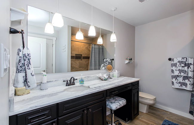 Waterfront 5 BR w/ Hot Tub Sleeps 13! - Foto 33