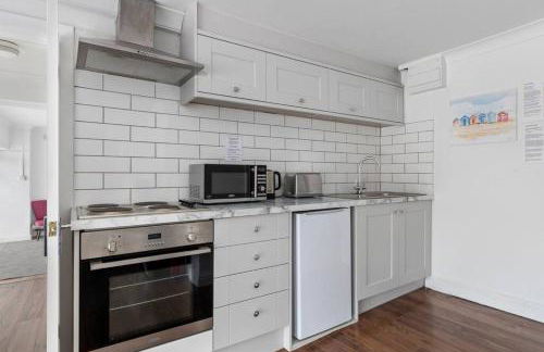 Stunning Property Seaviews, Private Pool & Parking - Photo 40