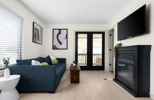 Luxury Zilker Home Pool Hot Tub and 2 Kitchens - Photo 53