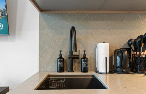 Downtown Condo with Den and Pool Access - Foto 8