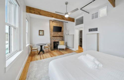 Huge Retrea w Rooftop Deck Stay At Farmers Market - Foto 25