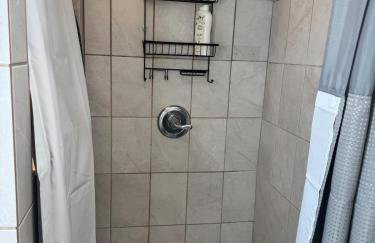 Julie's Cozy 2 Bedroom Basement Apartment - Foto 10