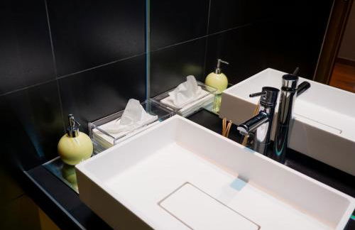 Luxury 2BR Spacious & Stylish with Patio near Metro - Foto 38