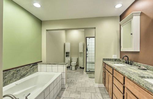 Charles Town Home with Private Pool and Hot Tub - Foto 22