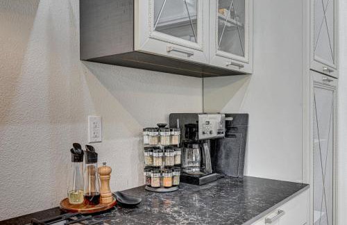 Luxury 6 BR Home Large Pool & Spa with Grassy Yard - Photo 37