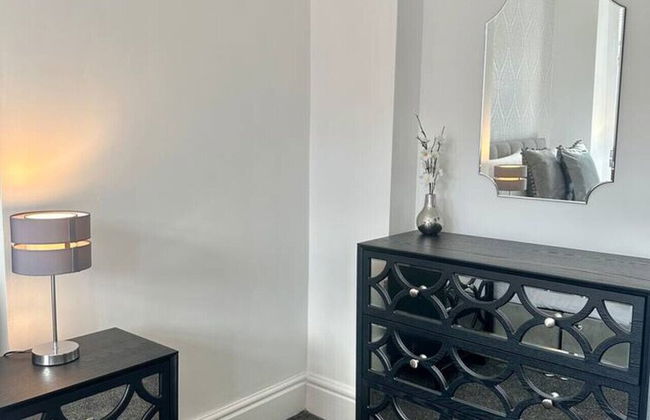 Large Five Bedroom Home with parking - Foto 14