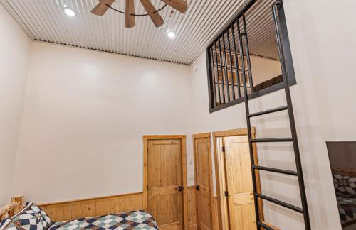 Historic Yellowstone Saloon - Foto 28