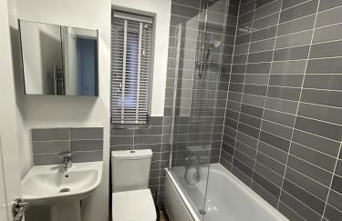 3 Bed Home with Driveway Parking for Contractors & Family stays in Stafford - Foto 6