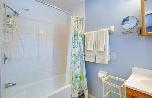 Cozy Cottage with Sunroom - Walk to Higgins Lake! - Foto 16