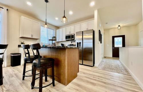 Beautiful NEW Ranch Home with a large deck and games - Foto 6