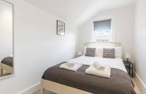 Stylish Caversham Town-House Free Parking & Garden - Photo 7