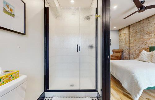 Steps to Dtwn and Rock River! Couples Retreat - Foto 12