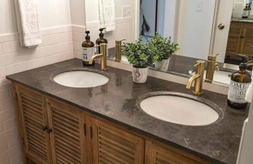 Two Condos on Music Row that Sleeps 14 with POOL and Parking - Foto 38