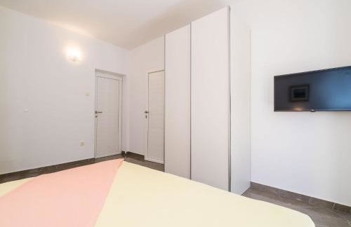 Apartments & Rooms Bari i -Standard One Bedroom Apartment with Balcony and Garden View APT-3 - Photo 6