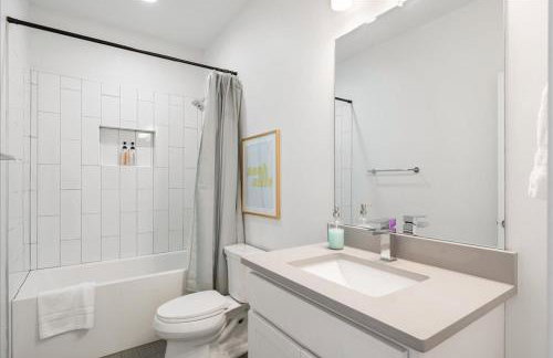 Nash House & Bars of Broadway with Patio Bar and Views! 8min Downtown! Sleeps 12! - Foto 31