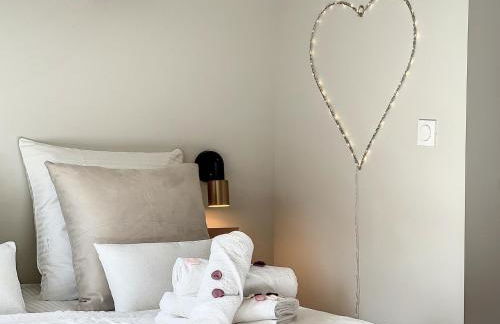 Cocon Blanc câlin avec Jacuzzi privatif - LoveRoom Insolite - Foto 28