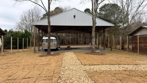 Peaceful Lakeside Covered Airstream with Firepit & Kayaks Near Centre, AL - Foto 4