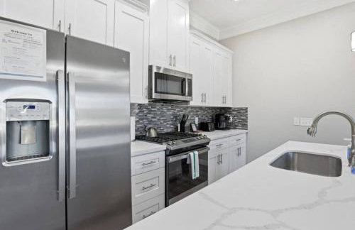 O30A Single-Story 2BR Townhome w King Beds, Workspace, Yard - Foto 8