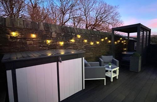 Couples Canalside Retreat with Hot Tub & Pergola - Photo 16