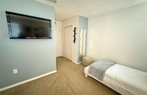 Incrível casa 5BD/5BA com piscina perto da Disney - Foto 29