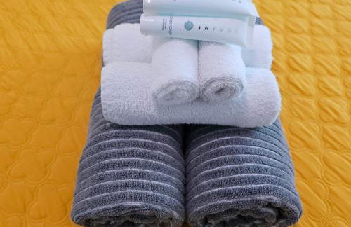 Steps to Trolley Stop 11 Renovated Home with Free EV Station - Foto 16