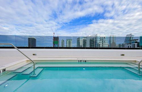 City Skyline Views & Rooftop Pool at District 225 - Foto 39