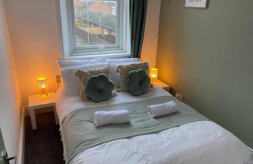 Overhill 3 bedroom flat 5 beds, free parking, ideal for Contractors - Foto 9