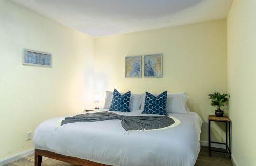 Stunning Beach Delight with Hot Tub, Fire Pit, Parking & Walk to Beach! - Foto 26