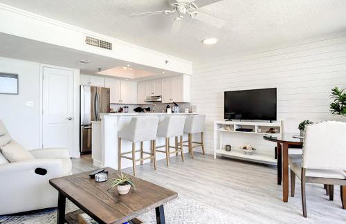 Oceanfront Sunrise Overlooking Pool Walk to shopping dining Sunrise 805 - Foto 7