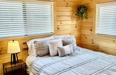 2 Bedroom Log Cabin on Lake James with Loft- Private Resort Amenities - Foto 9