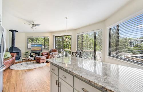 Lakefront Treehouse on Lake Travis Pool & Hot Tub - Foto 6