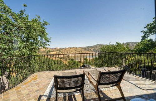 Serene Millerton Lake Villa w/ Panoramic Lake View - Foto 5