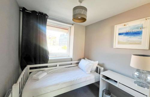 Deluxe Apartment near Cabot Circus w Parking sleeps 5 - Foto 21