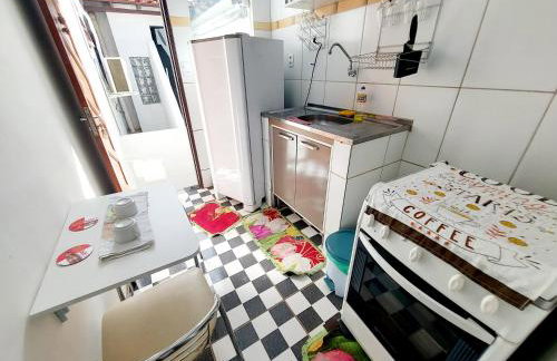 Kitnet Aconchegante com Varanda e Cozinha - Foto 4