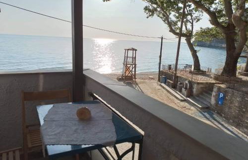 Kamari Beach guest house - Photo 17