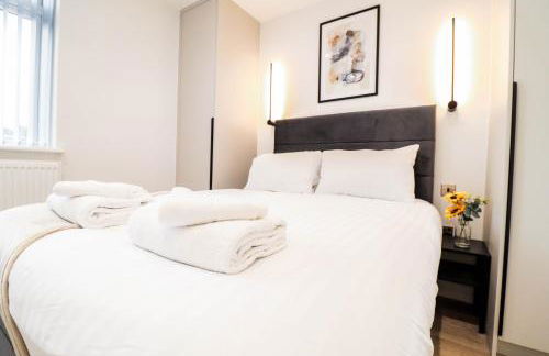 The Eden Suite - 1BR Chic Apt with Luxe Shower, Smart TV & Free Secure Parking in Central High Wycombe HP13, Sleeps 3 - Foto 2