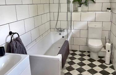 Spacious and stylish with games room, huge garden, peaceful surroundings - Foto 3