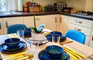 Modern 2BR Apartment for Contractors, Balcony & Fast Wi-Fi, W6 - Foto 1