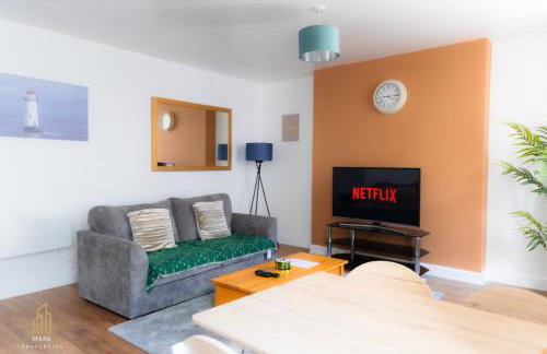 Modern 2BR Apartment - Prime Location Near Beach & Town - Sleeps 5 - Foto 7