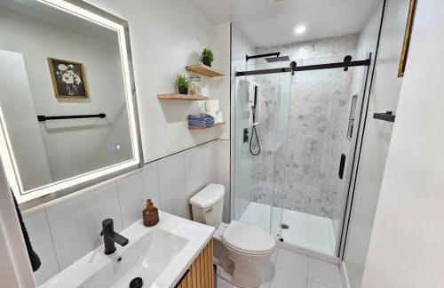 Luxury 4BR near Six Flags & Naval Base - Foto 28