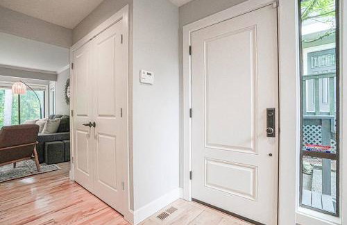 Sunlit contemporary Bellevue Home w a Lush Garden - Foto 6