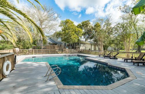 Stunning Waterfront Rental Property with Private Dock and Pool - Foto 3