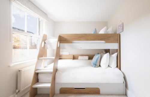 Luxury Family Home in Central Windsor with Large Garden, Games Room, Office, Parking & Pet-Friendly - Photo 12