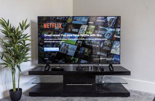 Central Telford Home - Sleeps 8 - Private Parking - Photo 9