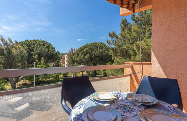 2 bedroom Apartment in Bormes-les-Mimosas with garden and terrace - Photo 2