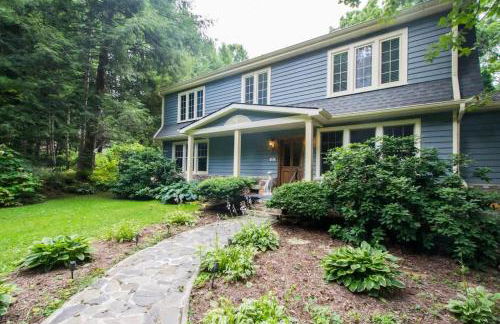 Historic 4BR Colonial with Pool Table and Fire Pit - Foto 9