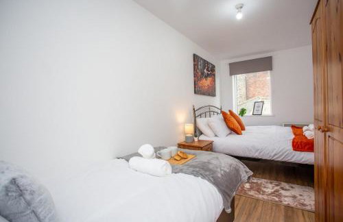 Modern 2BR Pad - 4 Min to Station, Fast WiFi and Smart TVs! - Foto 20