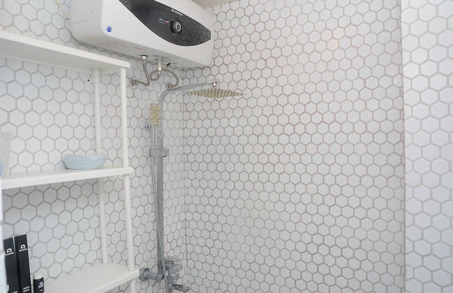 Best Studio Room with Wall Bed Tifolia Apartment - Foto 12