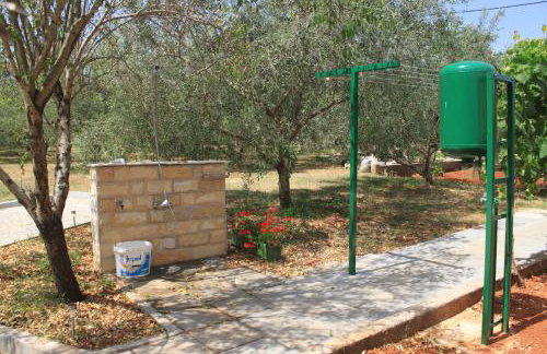 Seaside apartments with a swimming pool Ugljan - 829 - Foto 11